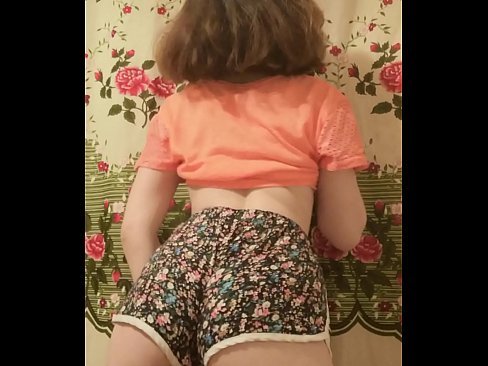 ❤️ Sexy mladá kočka svléká šortky před kamerou. ❌ Krásné porno u nás