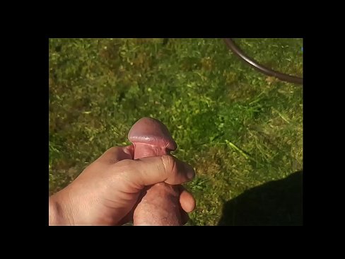 ❤️ Žhavá kočička si nechá ošukat růžovou kundičku a udělá se squirtem v letní zahradě. ❌ Krásné porno u nás