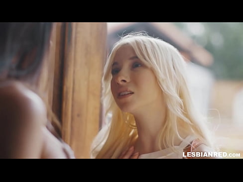 ❤️ Dívka se po několika měsících vrátí domů a skončí u lízání kundy své nevlastní matky ❌ Krásné porno u nás