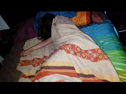 ❤️ Nevlastní syn buzeruje svou mladou nevlastní matku, zatímco ona spí. ❌ Krásné porno u nás